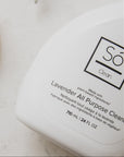 White bottle of 'Só' branded lavender all-purpose cleaner on a neutral background