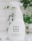 White all-purpose cleaner bottle with 'Só' branding against a blurred green plant and white tile background