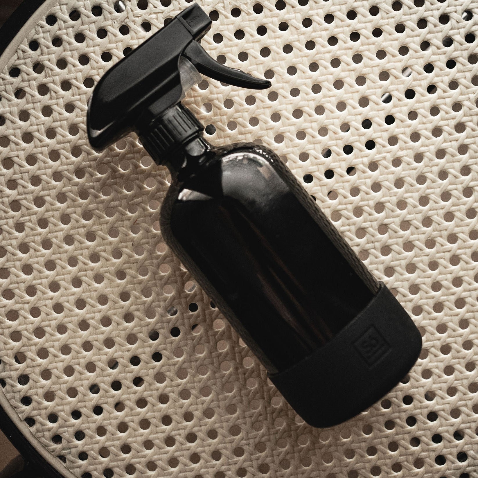 Home - Recycled Glass Refillable Spray Bottle – Só Luxury