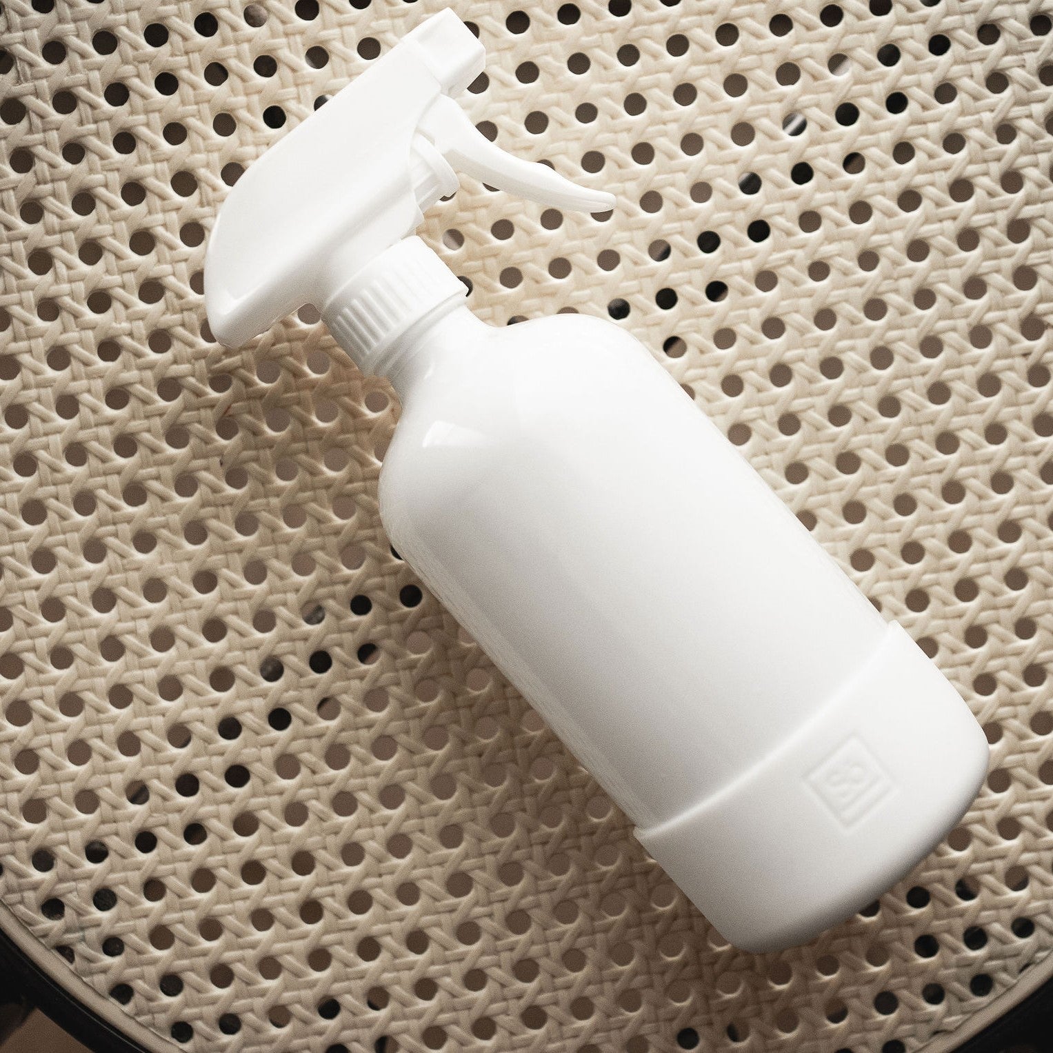 recycled glass refillable spray bottle | Só Luxury
